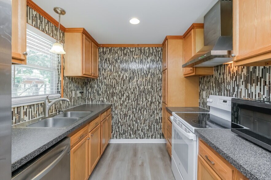 Building Photo - 4107 Canoga Park Dr