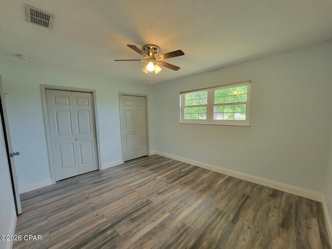 Building Photo - 836 Miles Dr