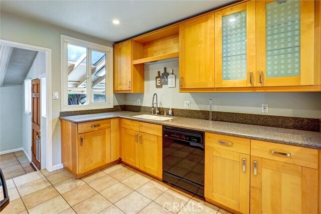 Building Photo - 5863 Alonzo Ave