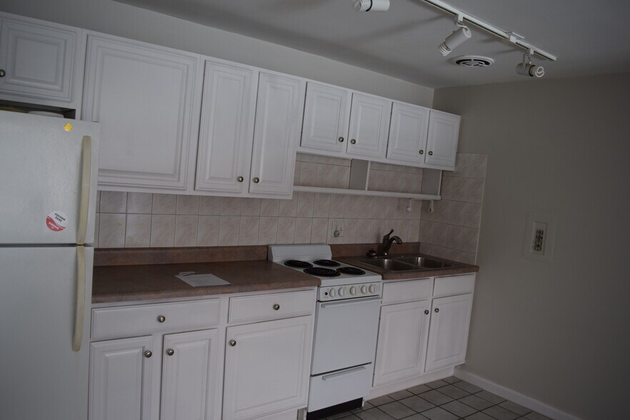 Building Photo - 6341 W Belmont Ave