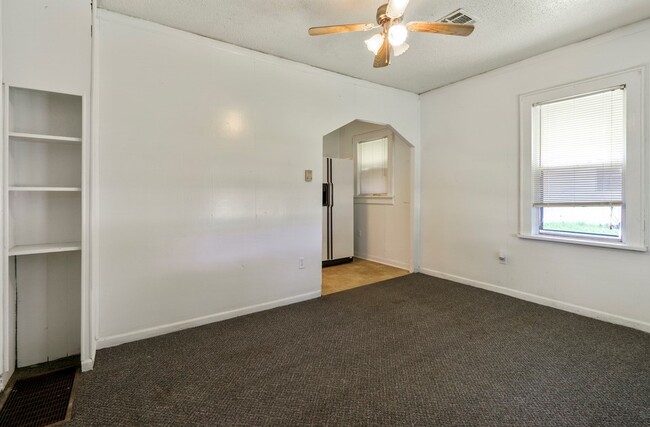 Building Photo - 220 NE 3rd St