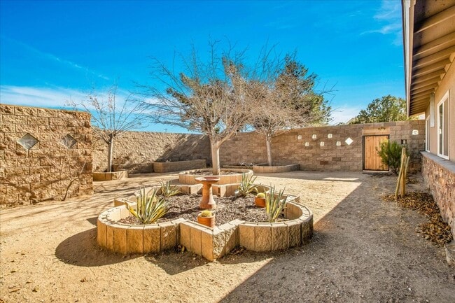 Building Photo - Stunning 3 Bedroom 2 Bathroom Home in Yucc...