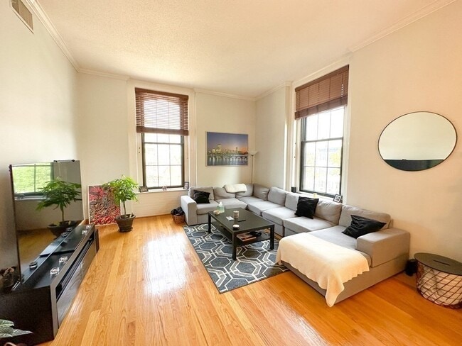 Building Photo - 68 Baldwin St