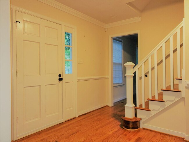 Building Photo - Huge 5 bedroom upgraded Colonial with larg...