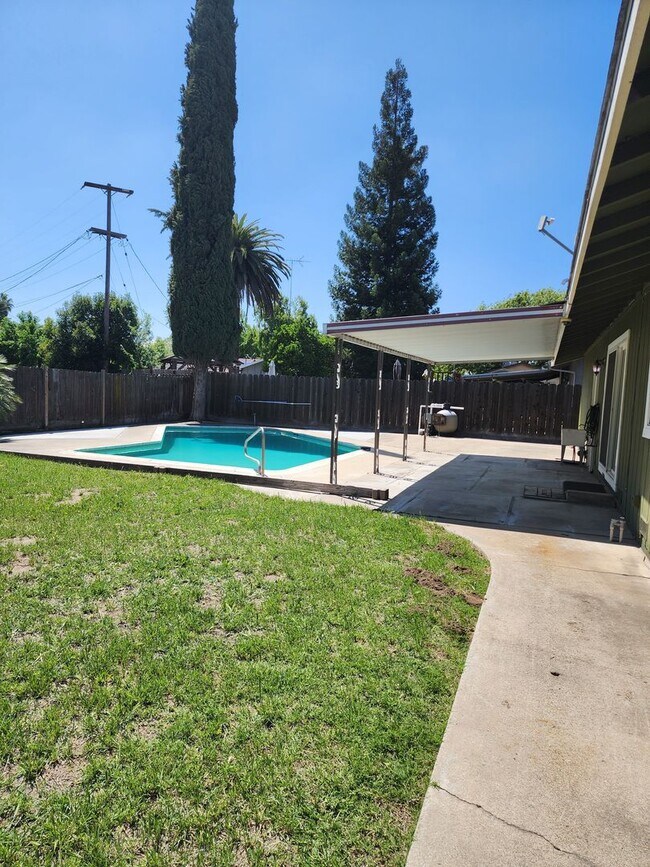 Building Photo - 3 Bedroom 2 Bathroom with Pool Near Davis High School
