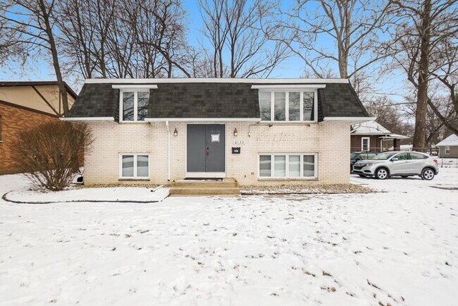 Building Photo - Unique Upper Floor Two Bedroom Flat $1099