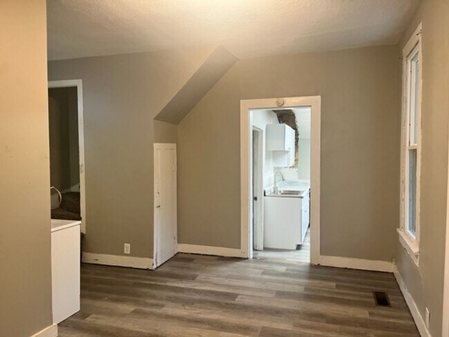 Building Photo - Large south side single Family Home Central Heat/Coolings, Hardwood