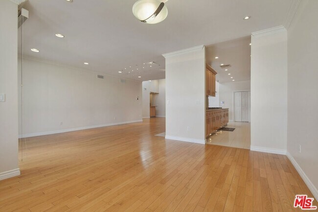 Building Photo - 4443 Ventura Canyon Ave