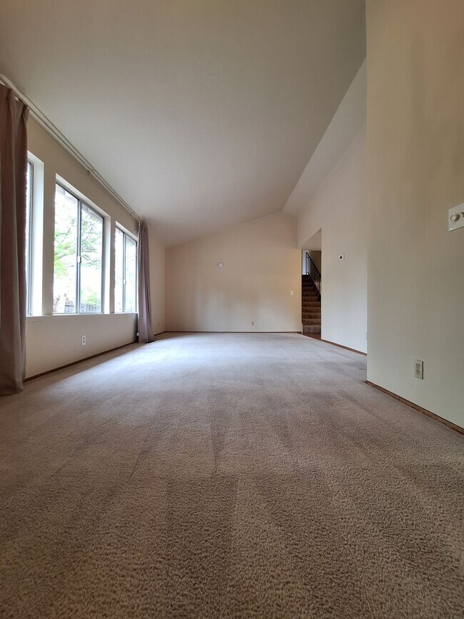 Building Photo - Spacious 4bd Tri-Level Home w/Central Heat...