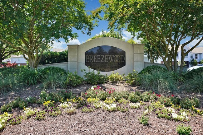 Building Photo - Coming Soon! Breezewood Condo, 2 Brd/2bath Screen Porch! LVP wood flooring, Center of Wilmington!