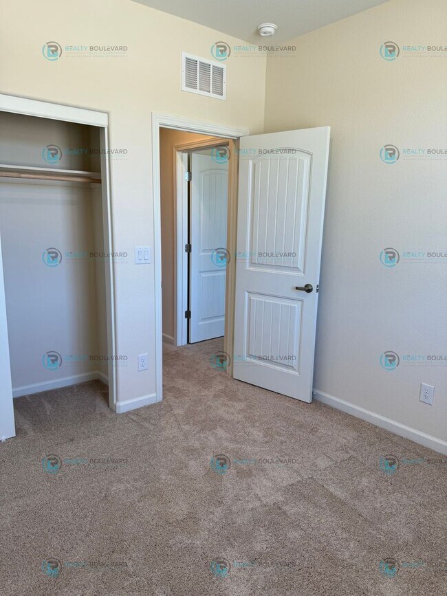 Building Photo - 3-Bedroom 2.5 Bathroom 2 car garage Condo in Carson City