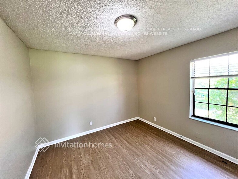 Building Photo - 1944 Lynton Cir