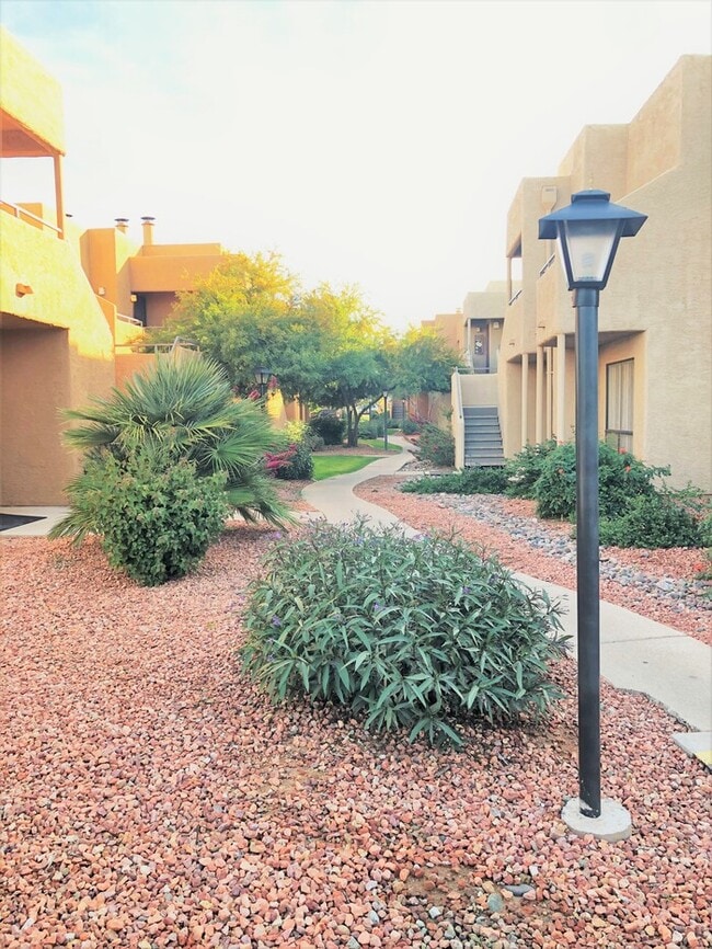 Building Photo - Quaint condo located in the heart of Glendale