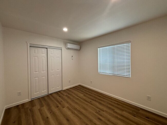 Building Photo - 942 W El Morado Ct