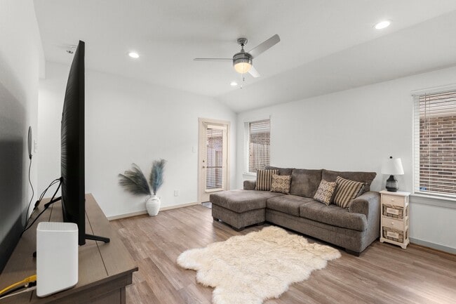 Building Photo - 6919 Fleetwood Crescent Wy