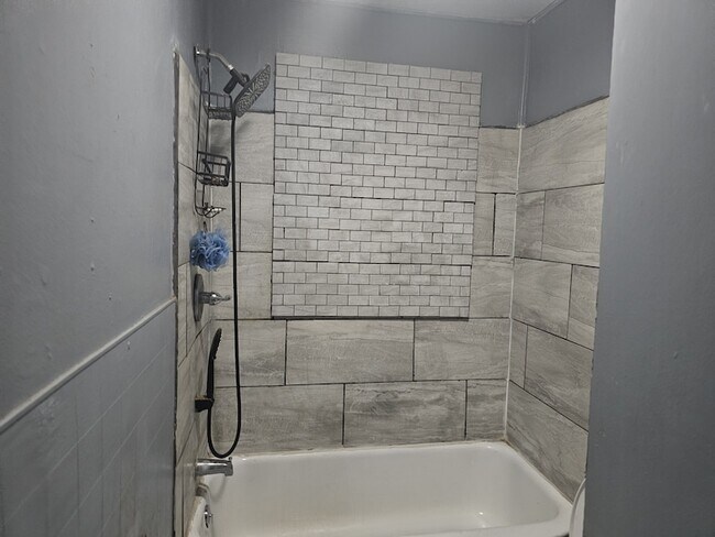 Building Photo - 525 Maple St