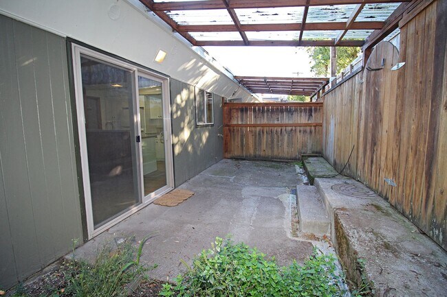 Building Photo - 3200-3236 SW Marigold St