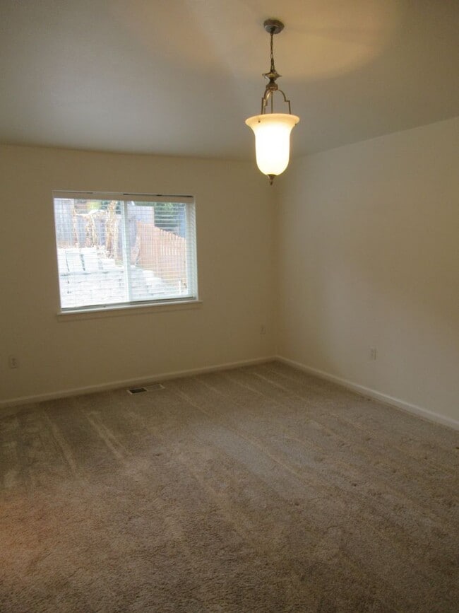 Building Photo - Large 4 Bedroom South