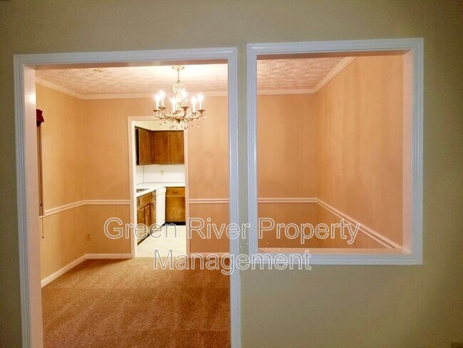 Building Photo - 2758 Oakdale Dr W