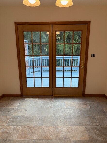 Building Photo - 945 1/2 Broglie Dr