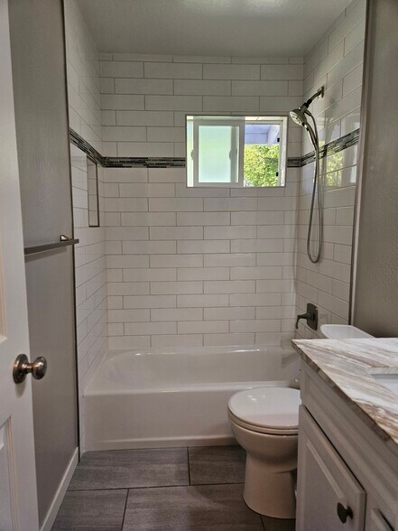 Hall bath - 874 Castlewood Dr