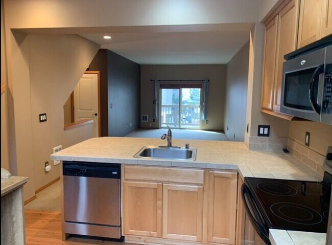 Building Photo - Spacious 2 Bed 2.5 Bath Townhome with Attached Garage in Cle Elum