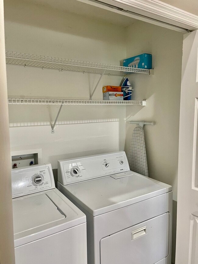 Building Photo - 643 Vallance Way NE