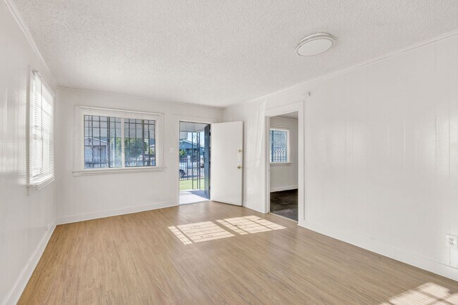 Building Photo - MODERN 2BED/1BATH APARTMENT WITH WASHER/DRYER HOOKUPS | SOUTH LA
