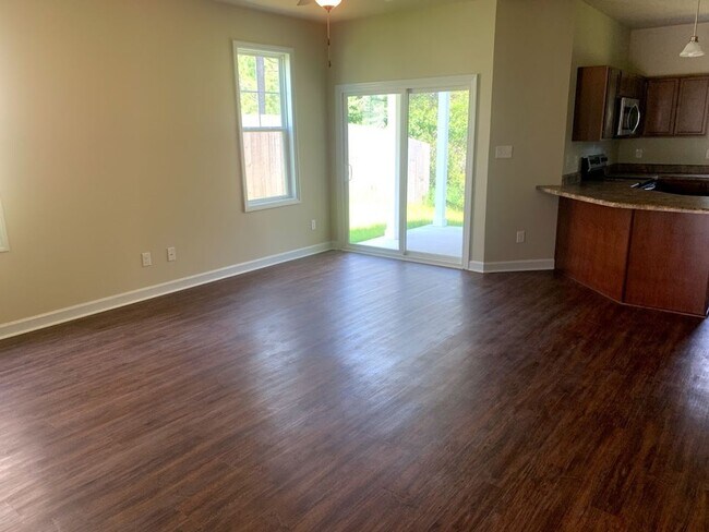 Building Photo - 3 Bedroom/2.5 Bath - Holly Ridge - The Lan...