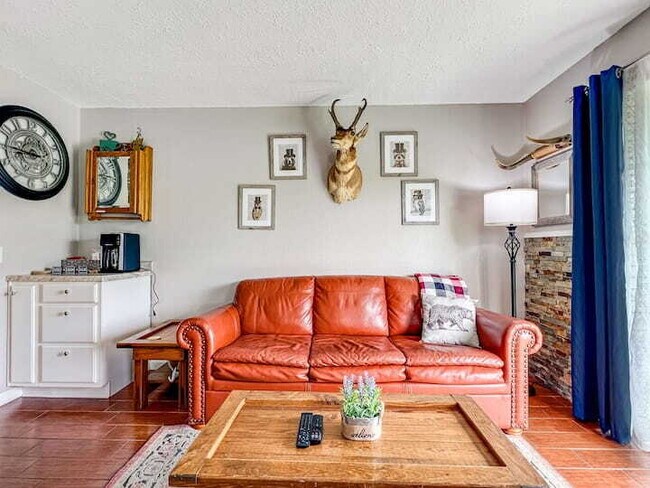 Building Photo - Adorable 1BR - Ground Entry Available FULLY FURNISHED