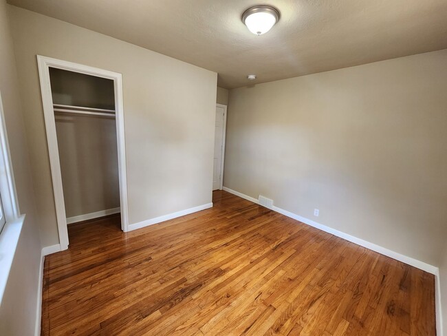 Building Photo - Spacious 2 Bedroom Ranch Home