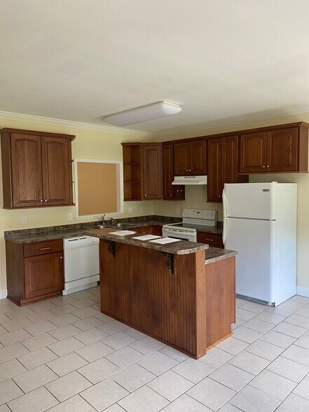 Building Photo - 1700 New Castle Dr NE