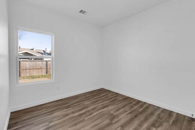 Building Photo - 104 Runnels St