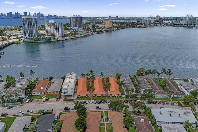 Building Photo - 2170 Bay Dr