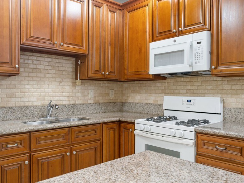 Building Photo - 1324 N Peterson Ave