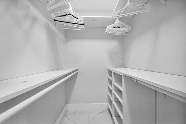 Building Photo - 6279 Bay Club Dr