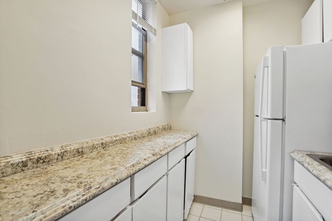 Building Photo - Charming & Bright Studio at River Place West