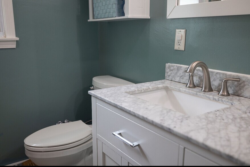 Building Photo - 537 Vine Ln