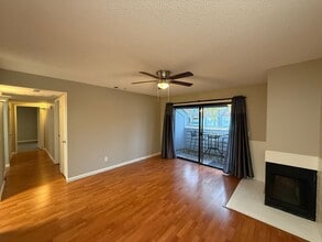 Building Photo - 2 bed 1 bath condo available in Natomas area