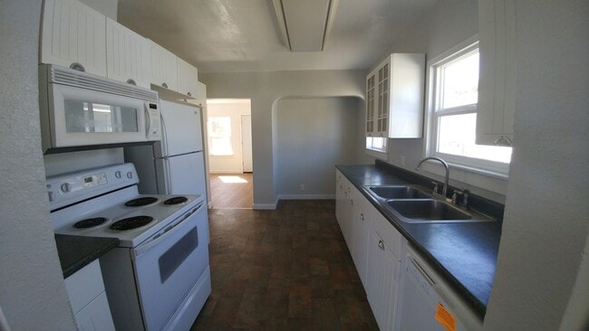 Building Photo - 2 Bedroom 1 Bath- House