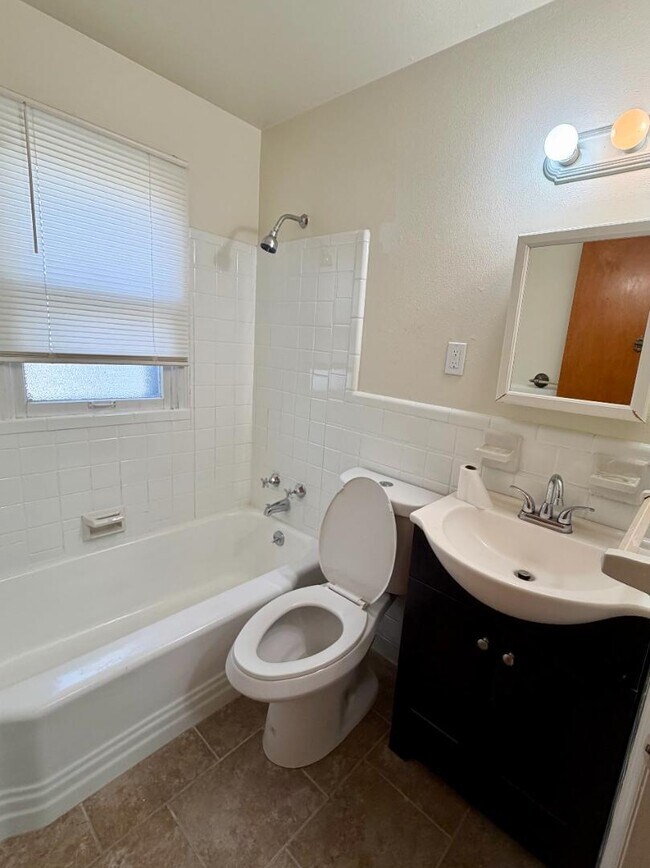 Building Photo - 1215 Bliss Dr