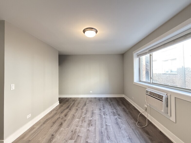 Building Photo - 447 W Surf St
