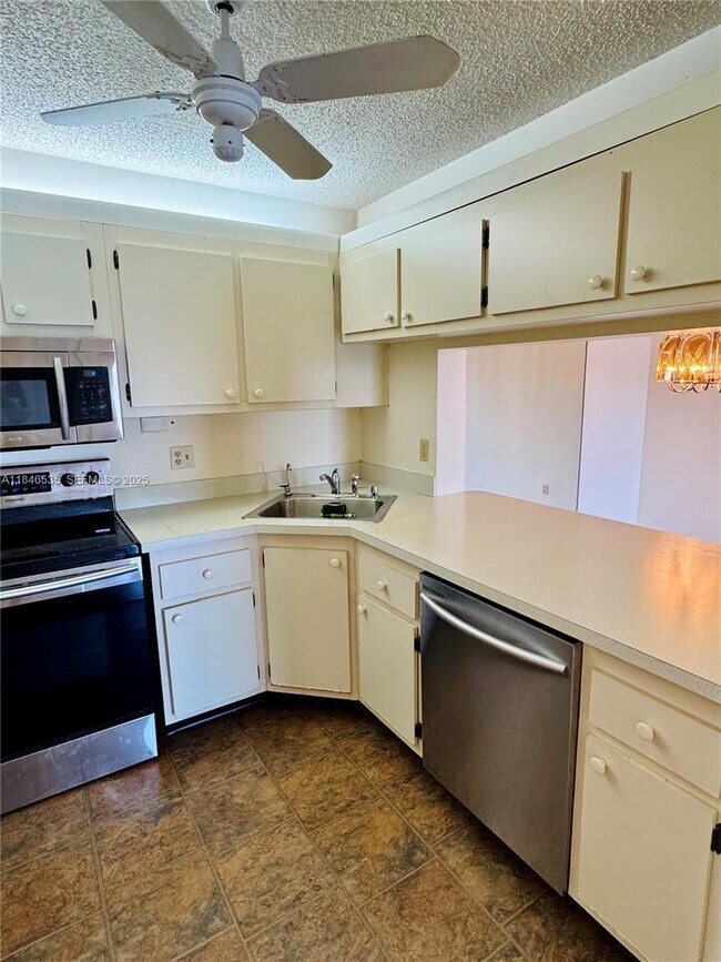 Building Photo - 806 Sky Pine Way