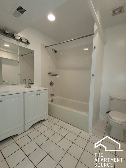 Building Photo - 7509 N Greenview Ave