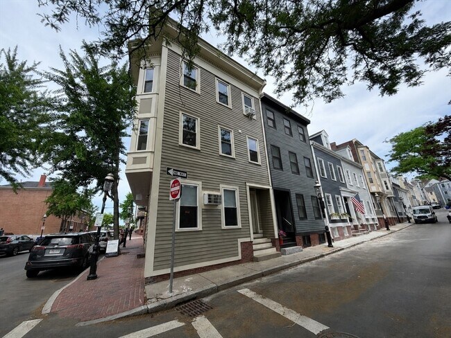 Building Photo - 18 Pleasant St