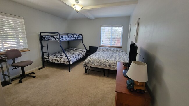 Building Photo - Attractive & Roomy 4 bedroom, 3 bath Pine ...