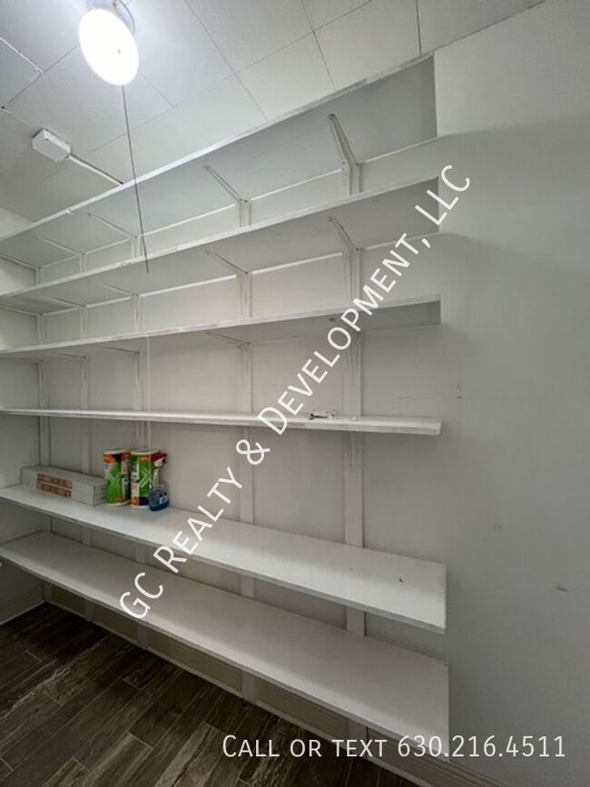 Building Photo - ***RIVERSIDE 1ST FLOOR UNIT / 2 BDRM - 1 B...