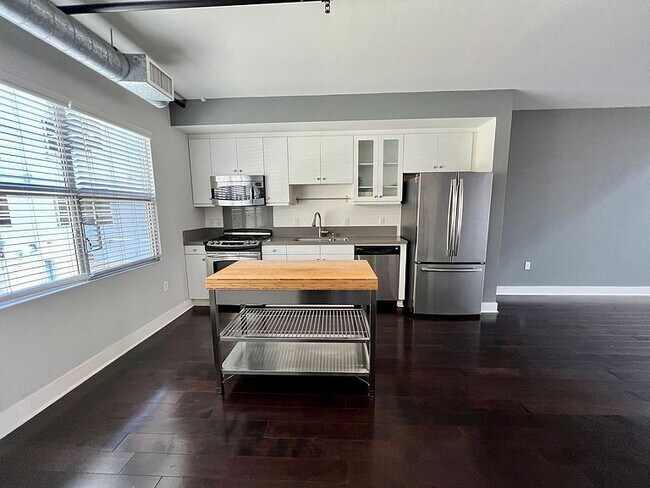 Building Photo - "Charming 1-Bed Sanctuary in Santa Ana with Spacious Interiors & Elegant Granite Touches!"