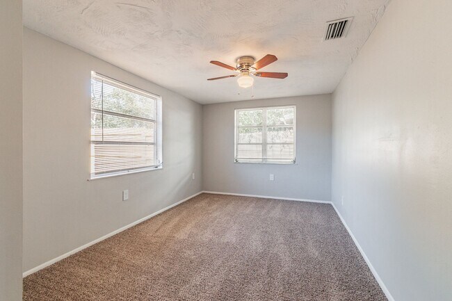 Building Photo - 3/2/1 in Port Richey