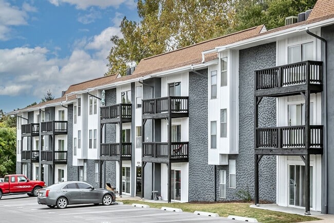 Building Photo - Spacious and updated 2 bed 1.5 bath!